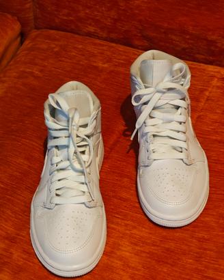 Nike Air Jordan Mid 1 
