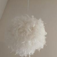 Lampadario piume bianche