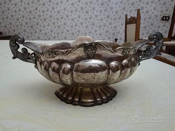 vassoio con alzata in argento 800. Gr. 640.
