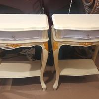 Coppia di comodini in noce massello dipinti chabby
