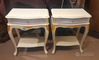 Coppia di comodini in noce massello dipinti chabby