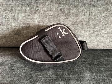 Fi'zi:k Lin:k Saddle Bag (M)