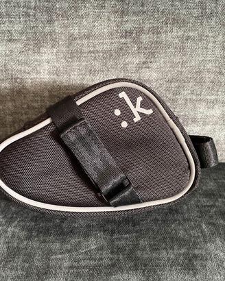 Fi'zi:k Lin:k Saddle Bag (M)