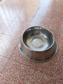 Ciotola e due collari per cani di taglia grande.