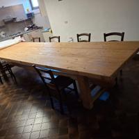 Grande tavolo in legno massiccio