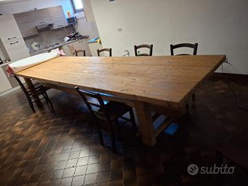 Grande tavolo in legno massiccio