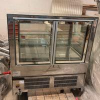 Vetrina esposizione e vendita torte gelato semifr