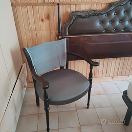 Sedia in legno rivestita e imbottita
