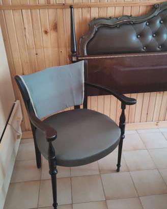 Sedia in legno rivestita e imbottita