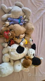 collezione di peluche per bambini