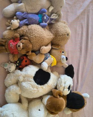 collezione di peluche per bambini