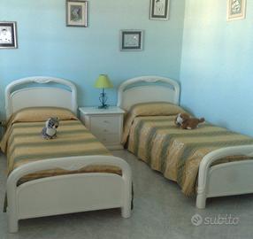 Scrivania con letti e comodino .