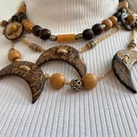 Collana unica fatta a mano con perline di legno