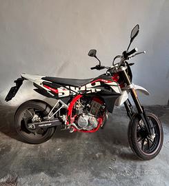 125 4T SWM modello motard SM
