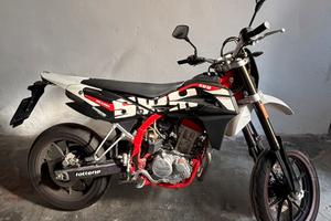 125 4T SWM modello motard SM