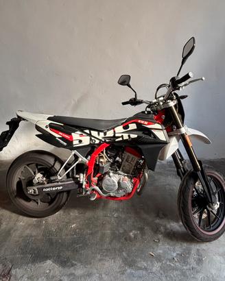 125 4T SWM modello motard SM