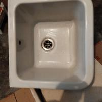 Lavandino da lavanderia con appoggi in marmo 