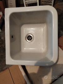 Lavandino da lavanderia con appoggi in marmo 