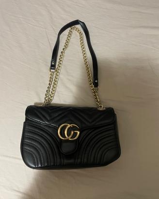 borsa nera da sera con dettagli in oro