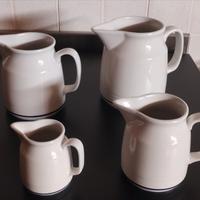 Collezione di 4 bricchi per il latte