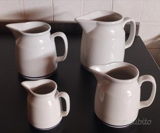 Collezione di 4 bricchi per il latte