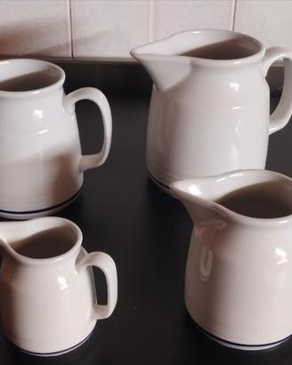 Collezione di 4 bricchi per il latte