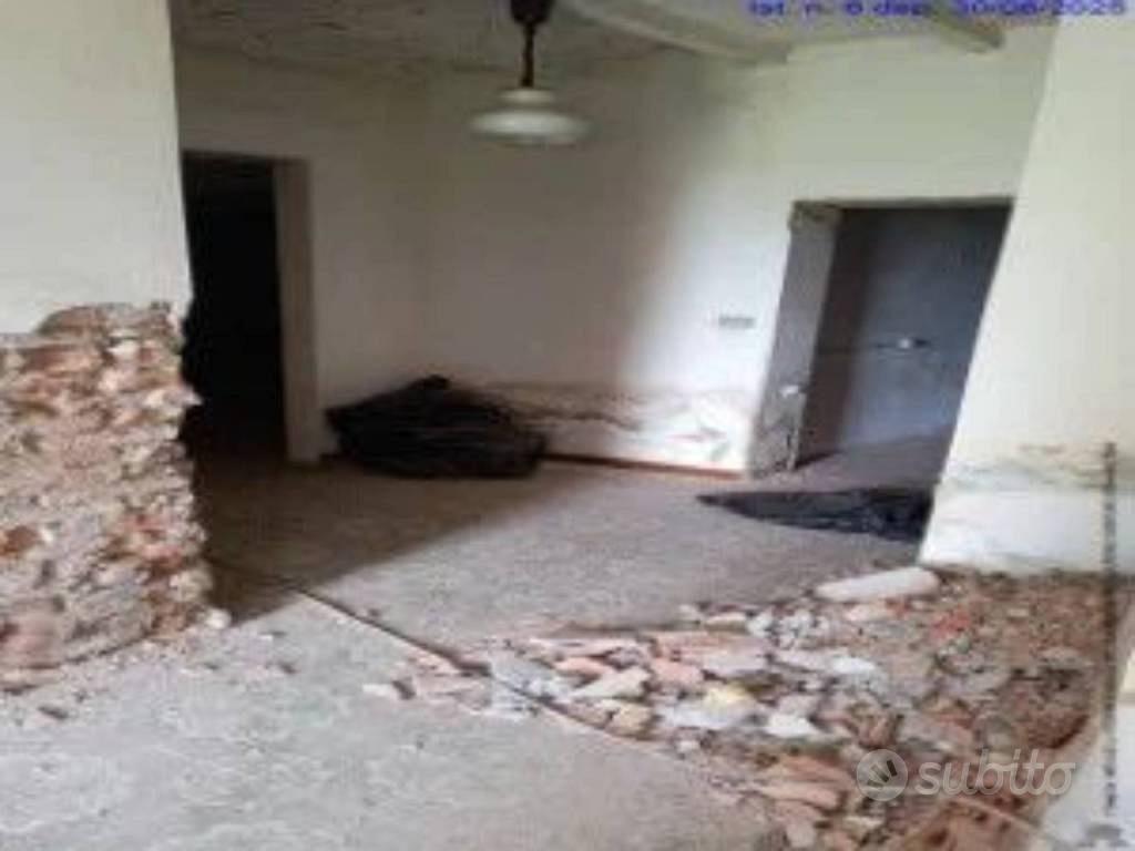 Immobile in asta di 237 m² con più di 5 locali e b - Vista 2