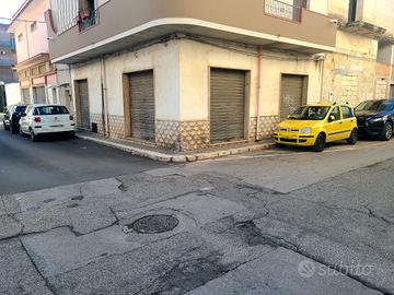 Locale commerciale con 4 vetrine e deposito