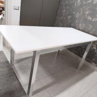 Tavolo moderno bianco + 4 sedie in similpelle