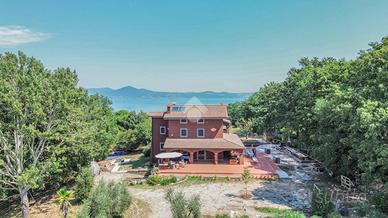 VILLA SINGOLA A BRACCIANO