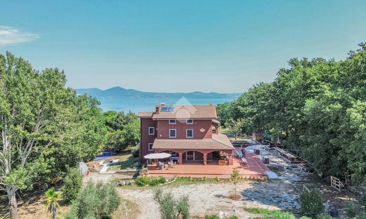 VILLA SINGOLA A BRACCIANO