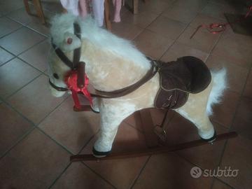 cavalluccio a dondolo
