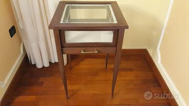 Tavolino in legno con bacheca in vetro