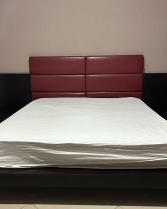 Letto matrimoniale con rete comodini e comò