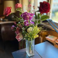 Bouquet fiori misti con vaso in vetro