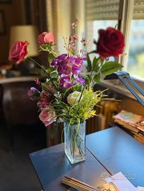 Bouquet fiori misti con vaso in vetro