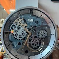 Orologio da parete con ingranaggi a vista