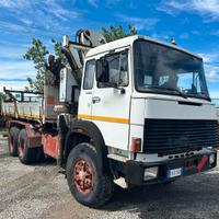 Iveco 330 26 con gru