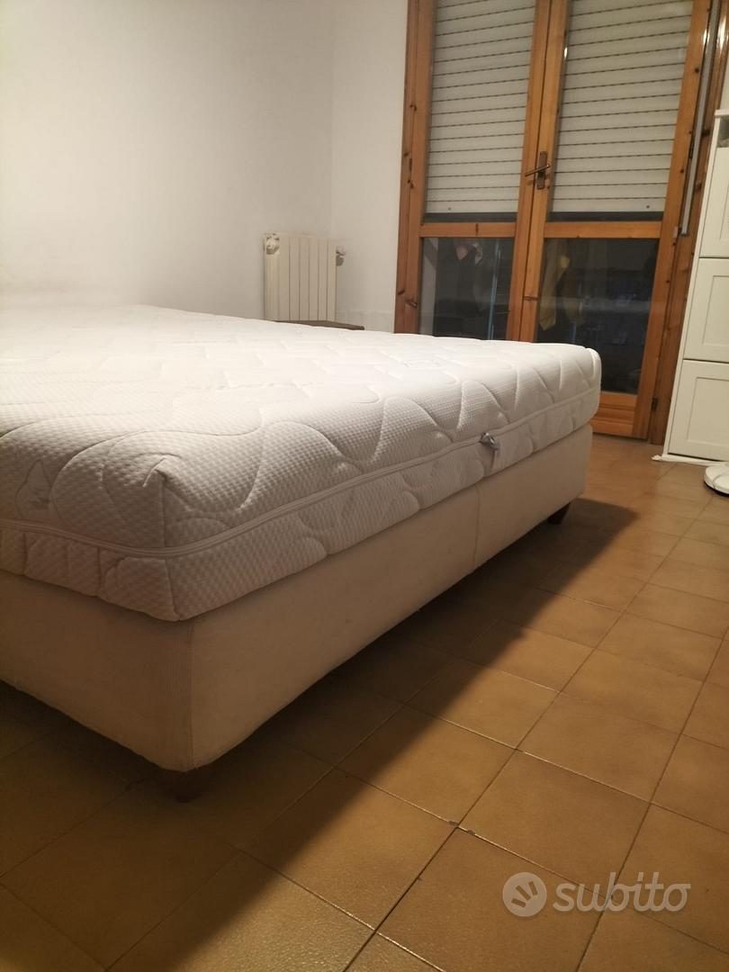 Struttura letto matrimoniale con materasso - Arredamento e Casalinghi In  vendita a Roma