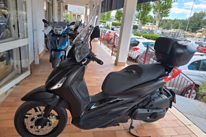 Piaggio Beverly 400 HPE 10.2024 DEEP BLACK
