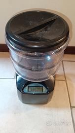 Distributore cibo per gatti, cani