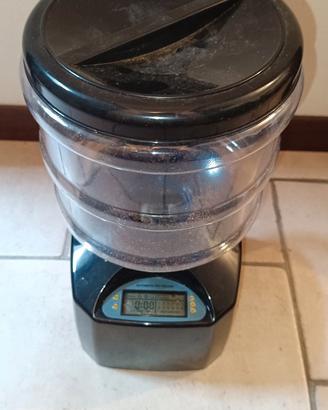 Distributore cibo per gatti, cani