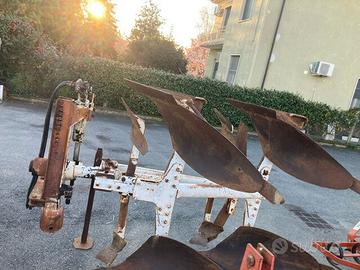 Aratro Ermo bivomere rivoltino idraulico per tratt