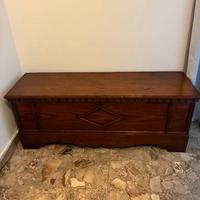 Una vecchia scatola di legno