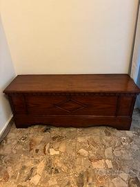 Una vecchia scatola di legno