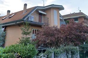 Villa di 300 m² con più di 5 locali e box auto dop