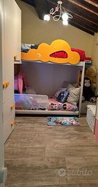 Cameretta con letto a castello con soppalco