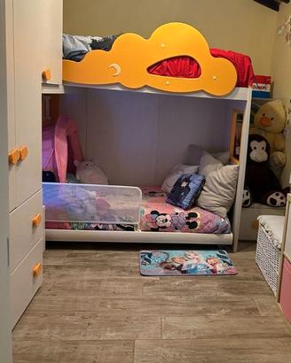 Cameretta con letto a castello con soppalco