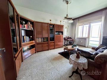 Ampio e luminoso appartamento in posizione strateg