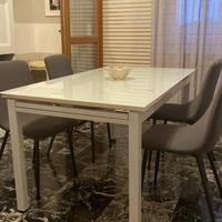 Tavolo in vetro temperato e divano antracite